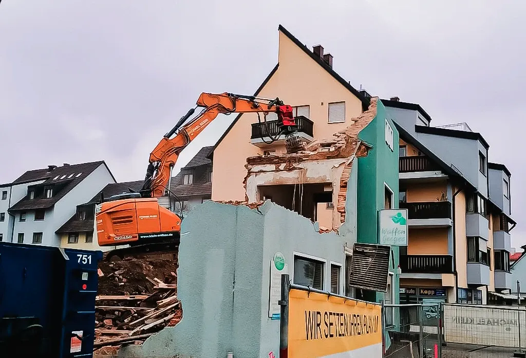 Kontrollierter Rückbau eines Gebäudes
