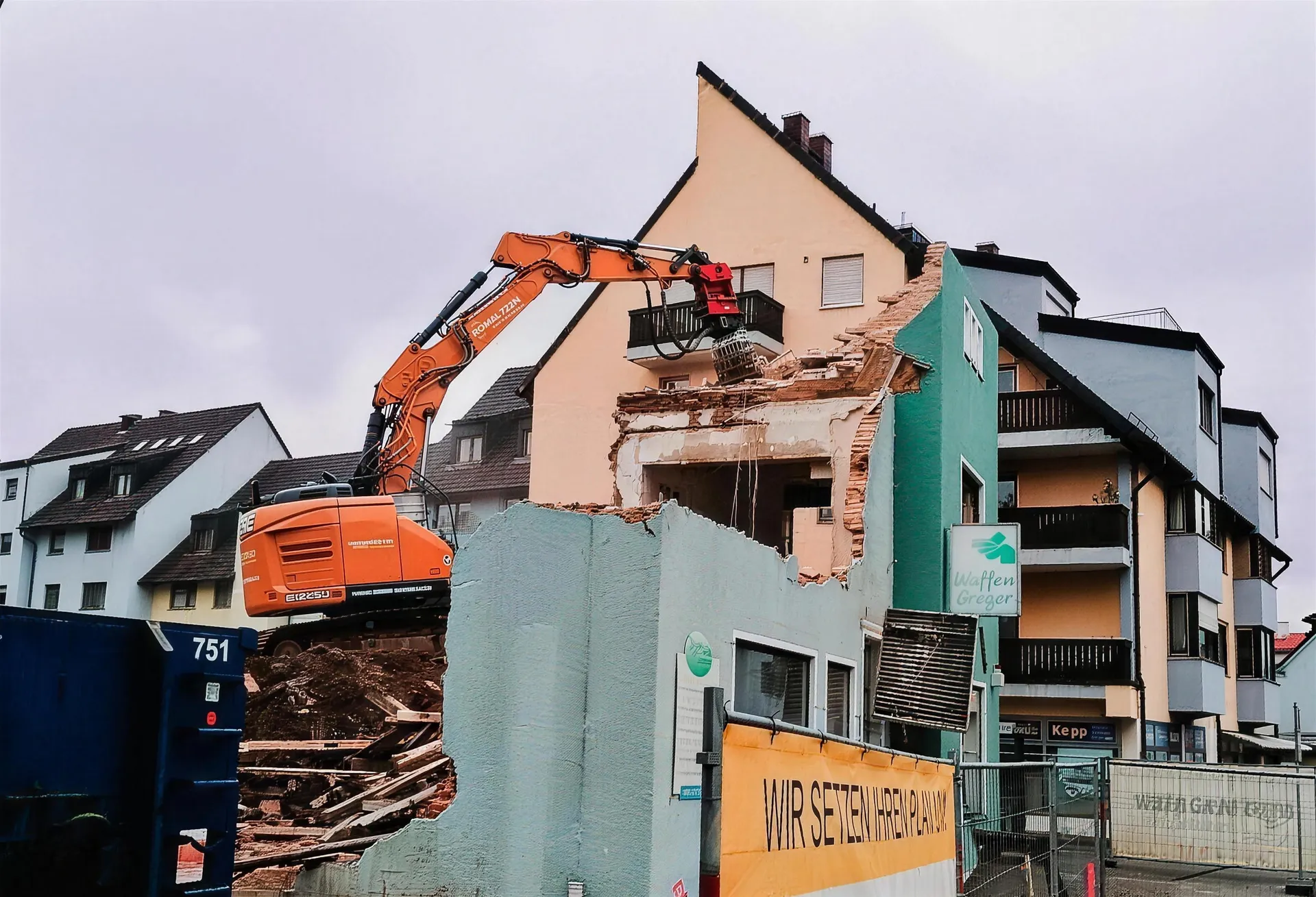 Kontrollierter Rückbau eines Gebäudes