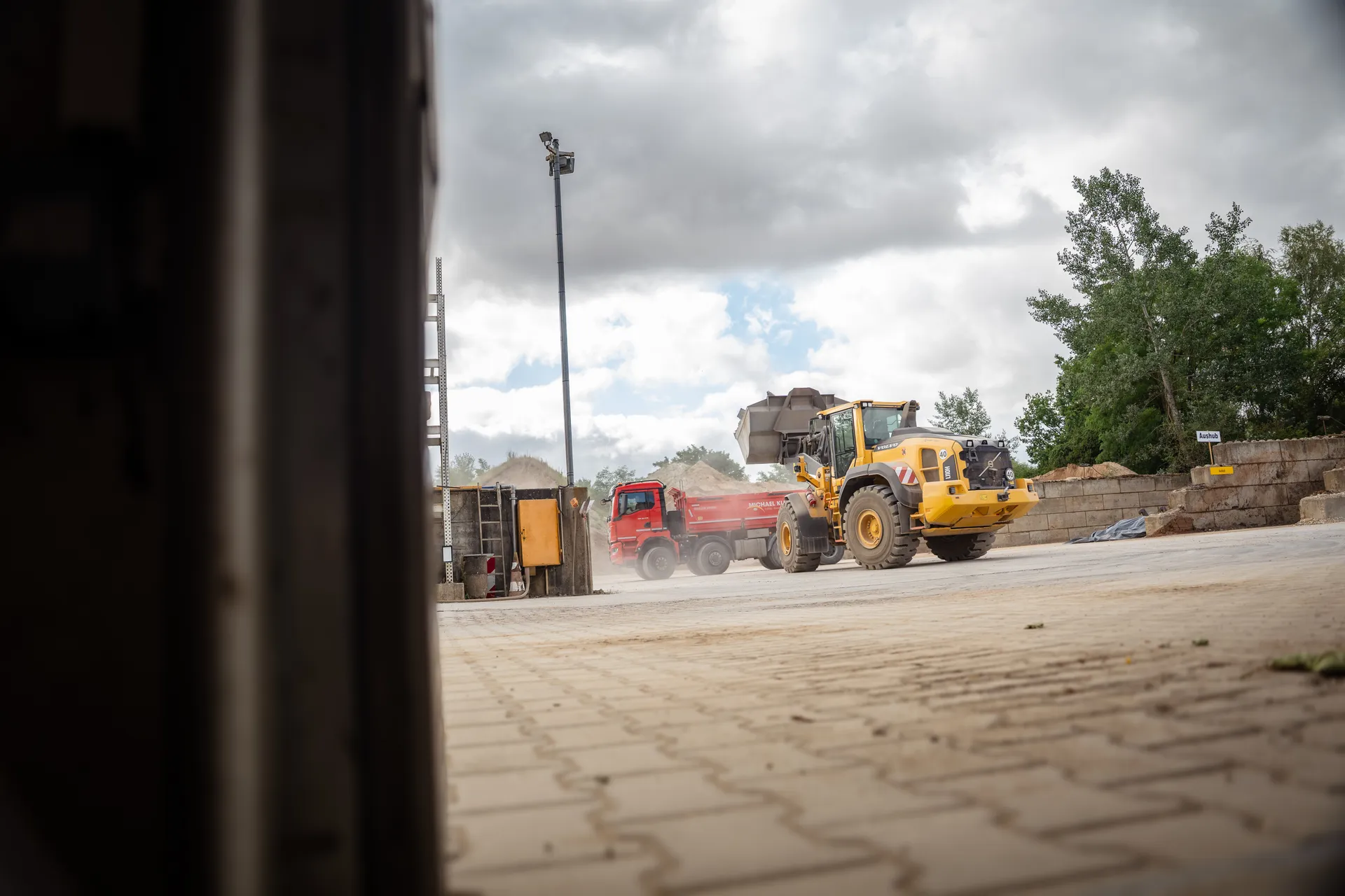 Radlader belädt einen LKW auf dem Recyclinghof der Michael Klein GmbH