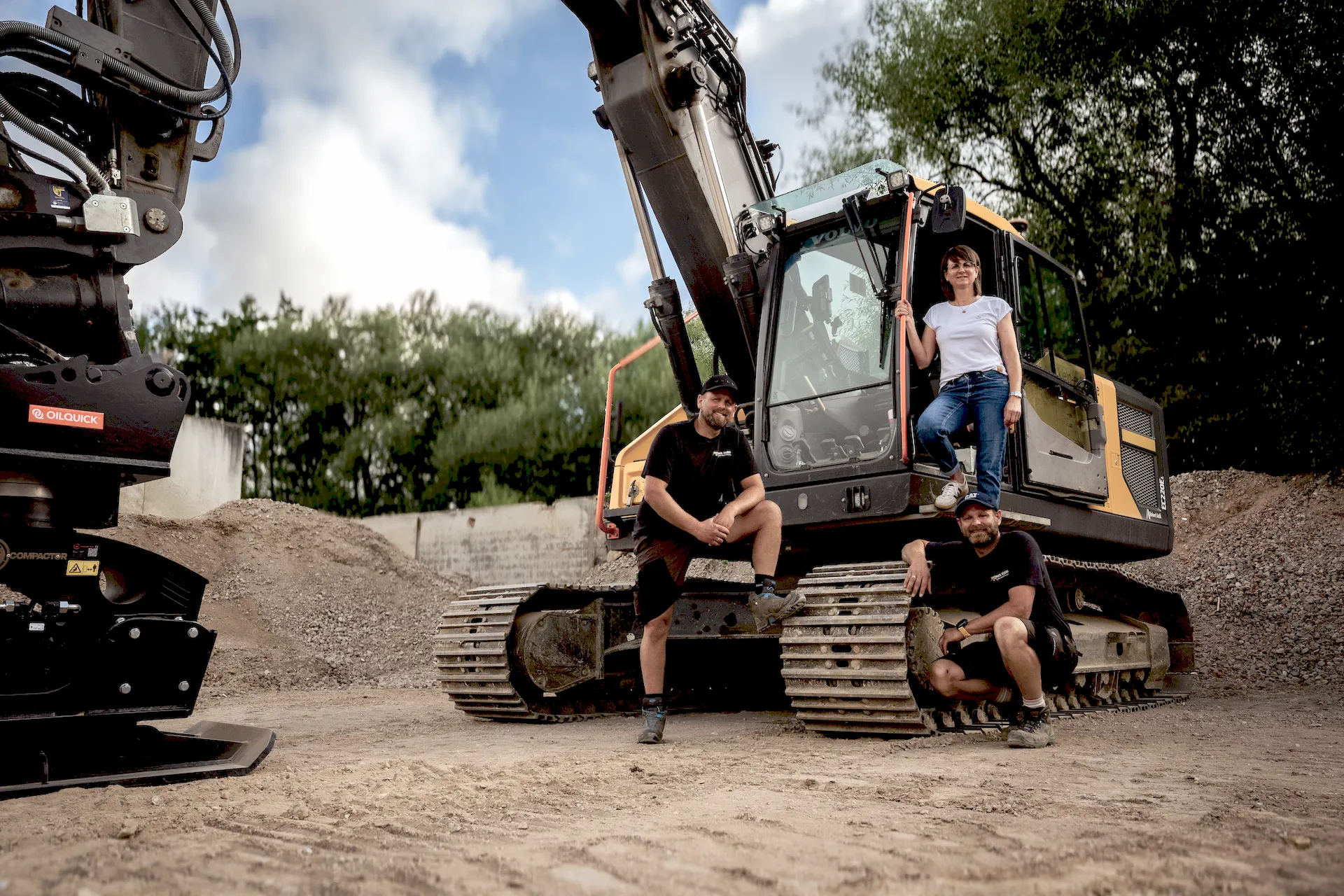 Stefanie, Michael und Jochen Klein auf ihrem Kettenbagger in Pölling