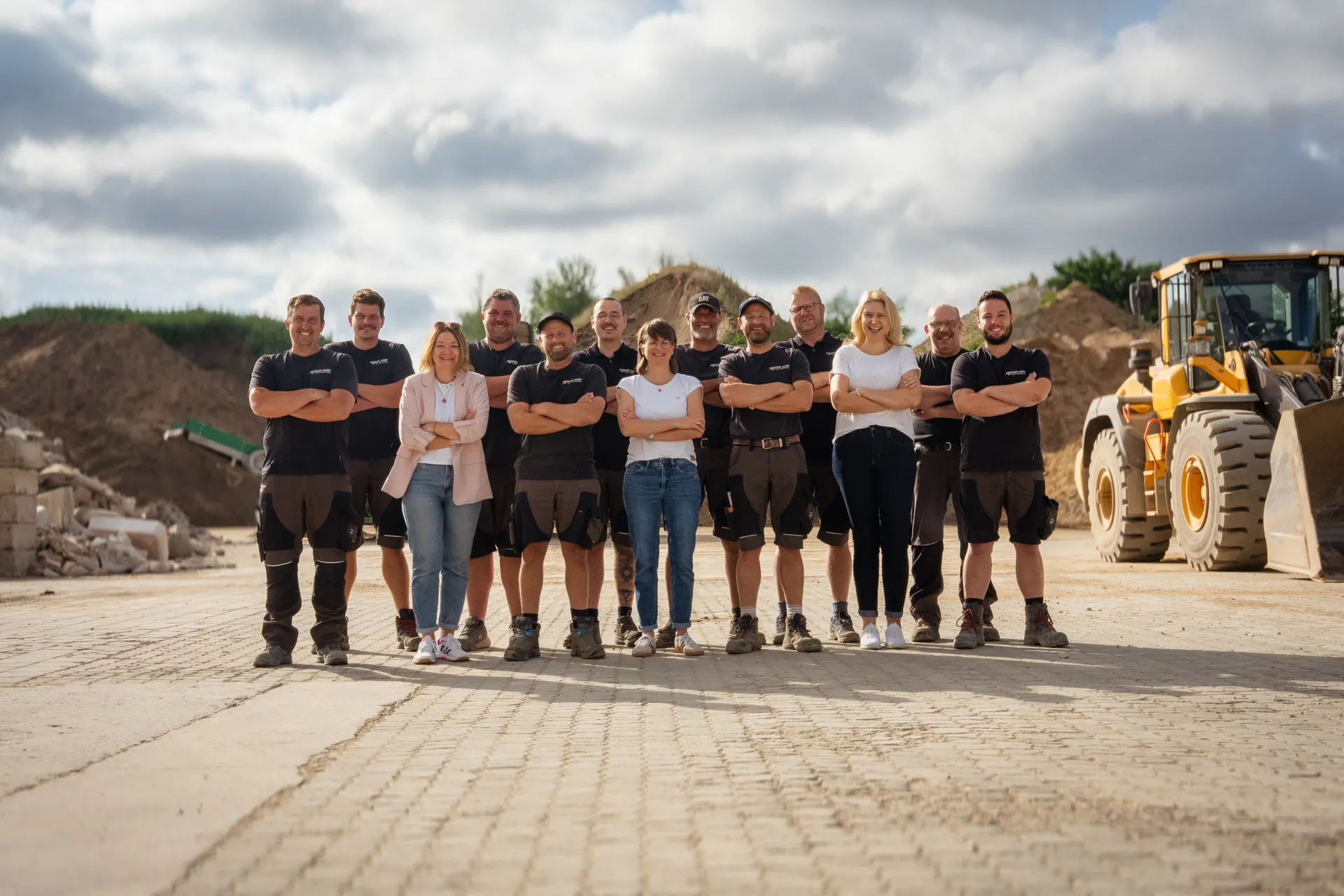 Das Team der Michael Klein GmbH auf dem Firmengelände in Pölling